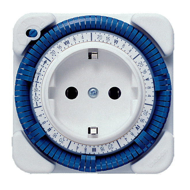 Analoge Steckdosenschaltuhr theben-timer 27 von Theben.  Verwendung für Schuko-Steckdosen.